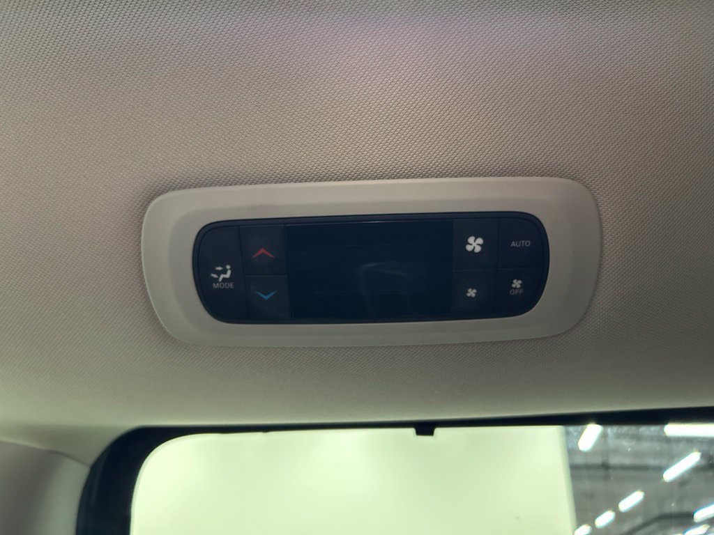 Used 2023 Chrysler Pacifica Touring-L FWD image 26