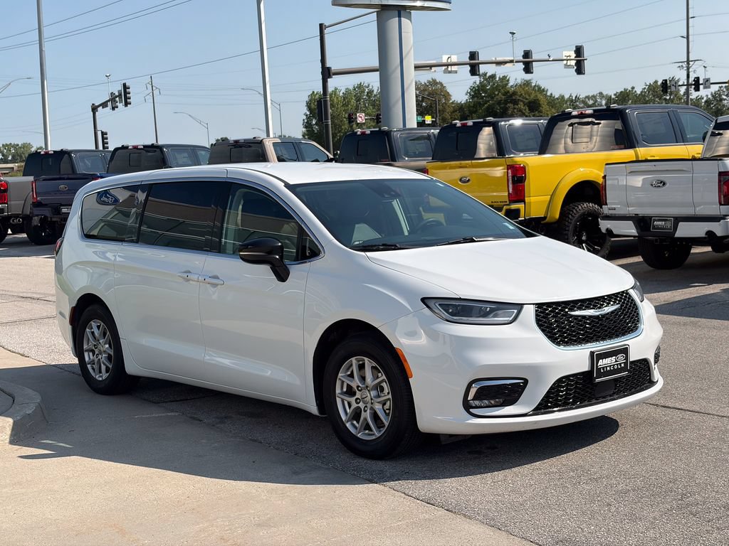 Used 2024 Chrysler Pacifica Touring-L FWD image 7