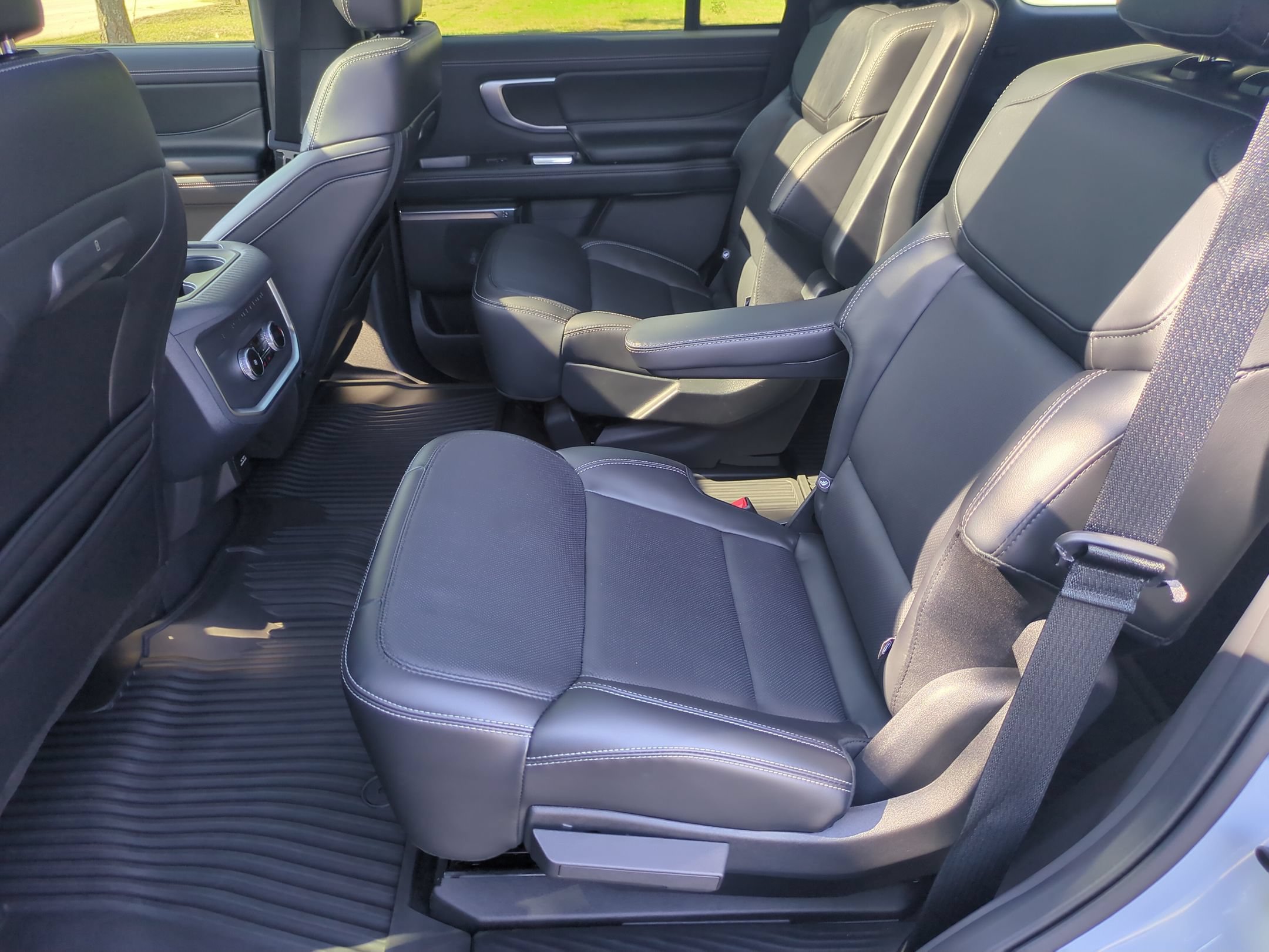Certified 2025 Ford Expedition Platinum w/ Stealth Appearance Package AWD/4WD image 27