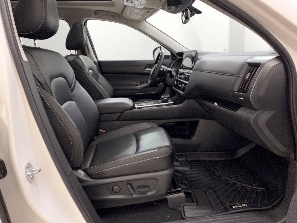 Used 2024 Nissan Pathfinder SL w/ SL Premium Package FWD image 30