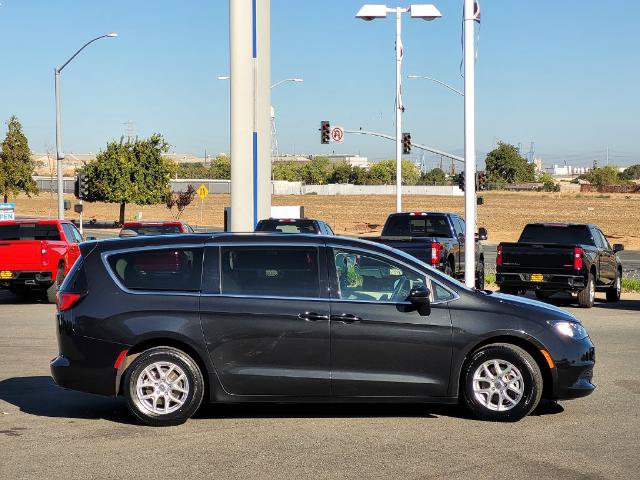 Used 2023 Chrysler Voyager LX FWD image 3