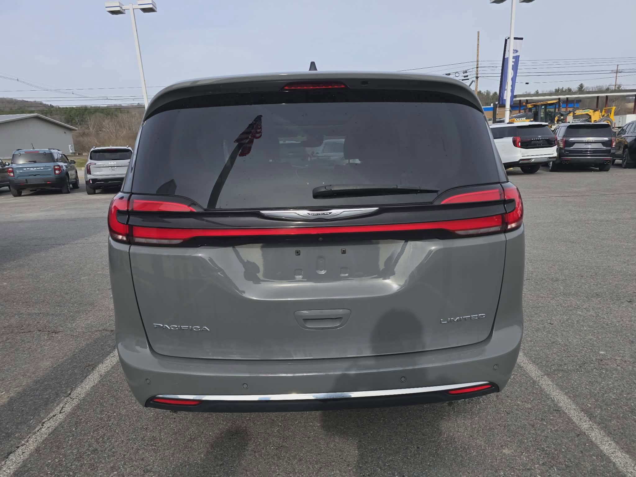 Used 2023 Chrysler Pacifica Limited FWD image 4