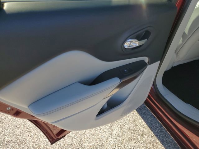 Used 2019 Jeep Cherokee Overland w/ Technology Group image 13