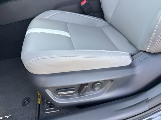 Used 2025 Toyota Camry SE w/ Convenience Package FWD image 16