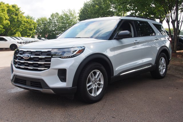Certified 2025 Ford Explorer Active RWD image 3
