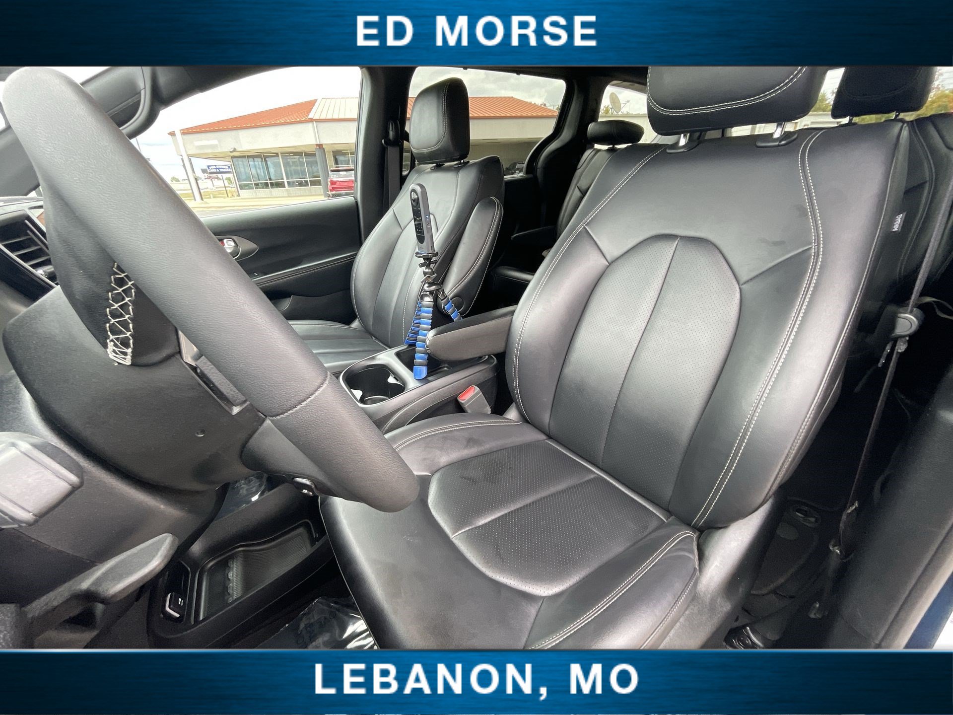 Used 2025 Chrysler Pacifica Select FWD image 18