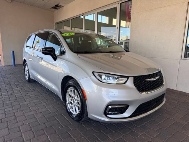 Used 2024 Chrysler Pacifica Touring-L FWD image 7