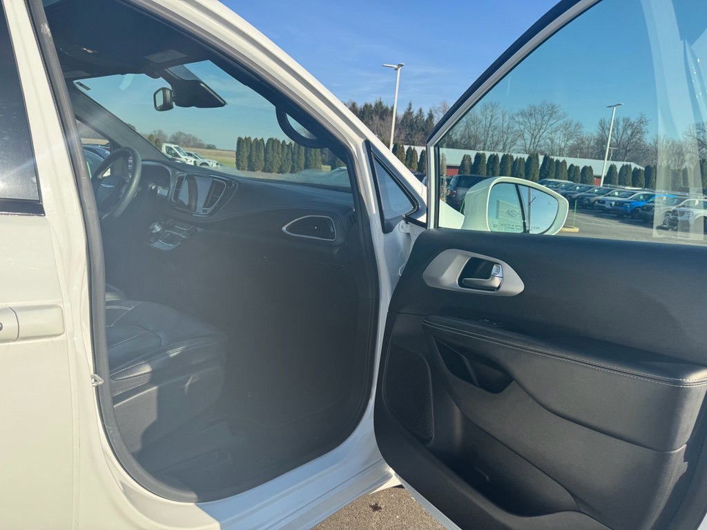 Used 2022 Chrysler Pacifica Touring-L w/ S Appearance Package image 11