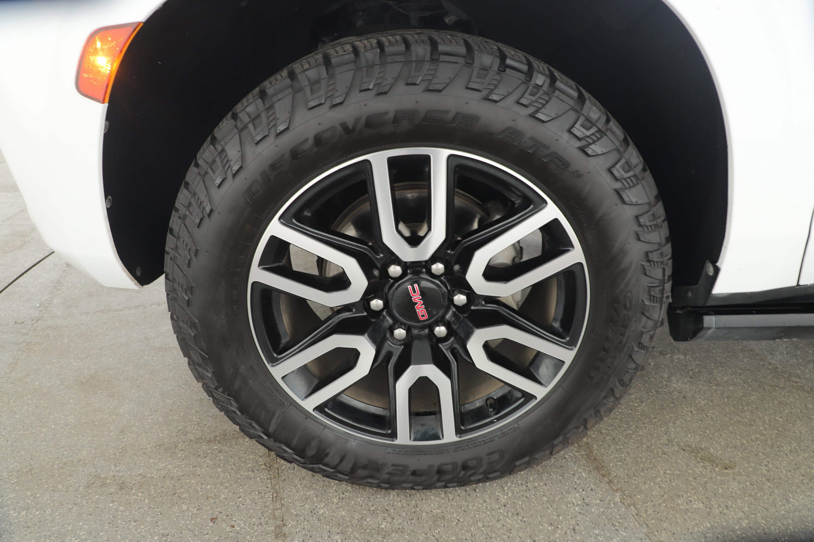 Used 2022 GMC Yukon AT4 w/ Technology Package image 7