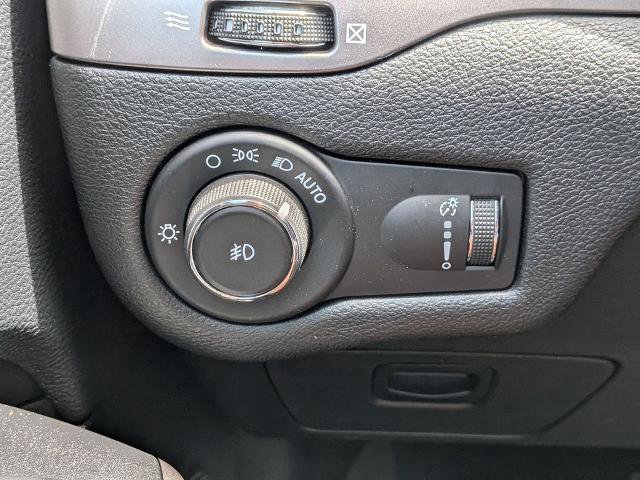 Used 2019 Jeep Cherokee Latitude w/ Popular Appearance Group FWD image 23