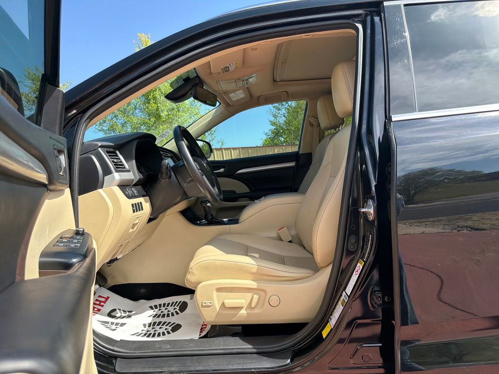 Used 2019 Toyota Highlander XLE AWD/4WD image 11