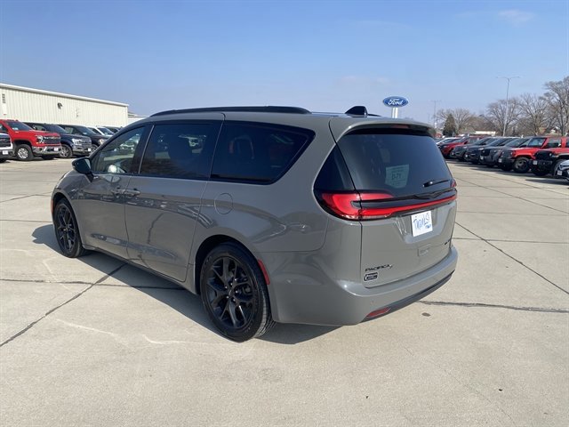 Used 2025 Chrysler Pacifica Limited image 3