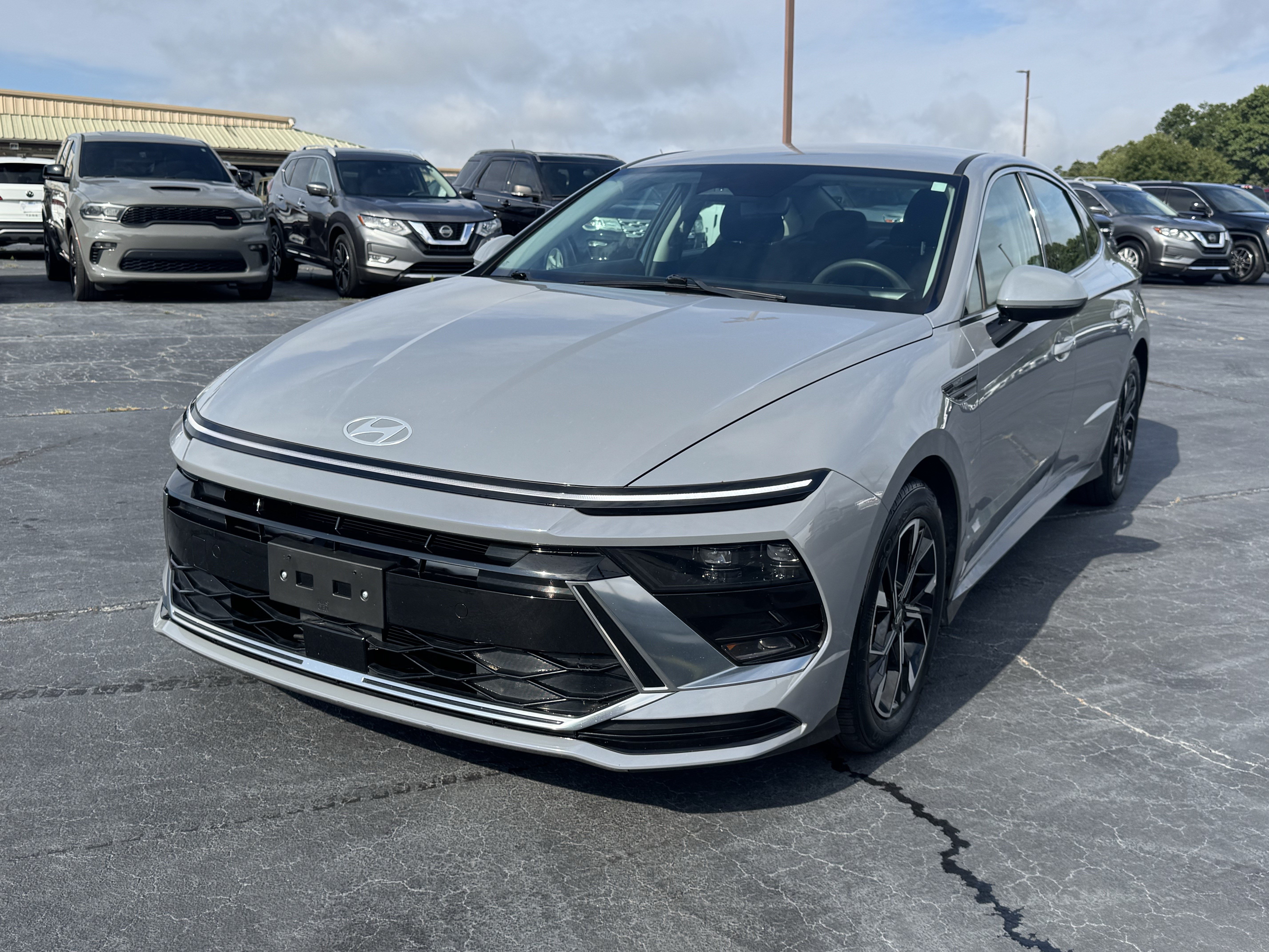 Used 2025 Hyundai Sonata SEL FWD image 2