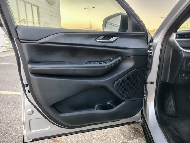 Used 2023 Jeep Grand Cherokee Altitude AWD/4WD image 9