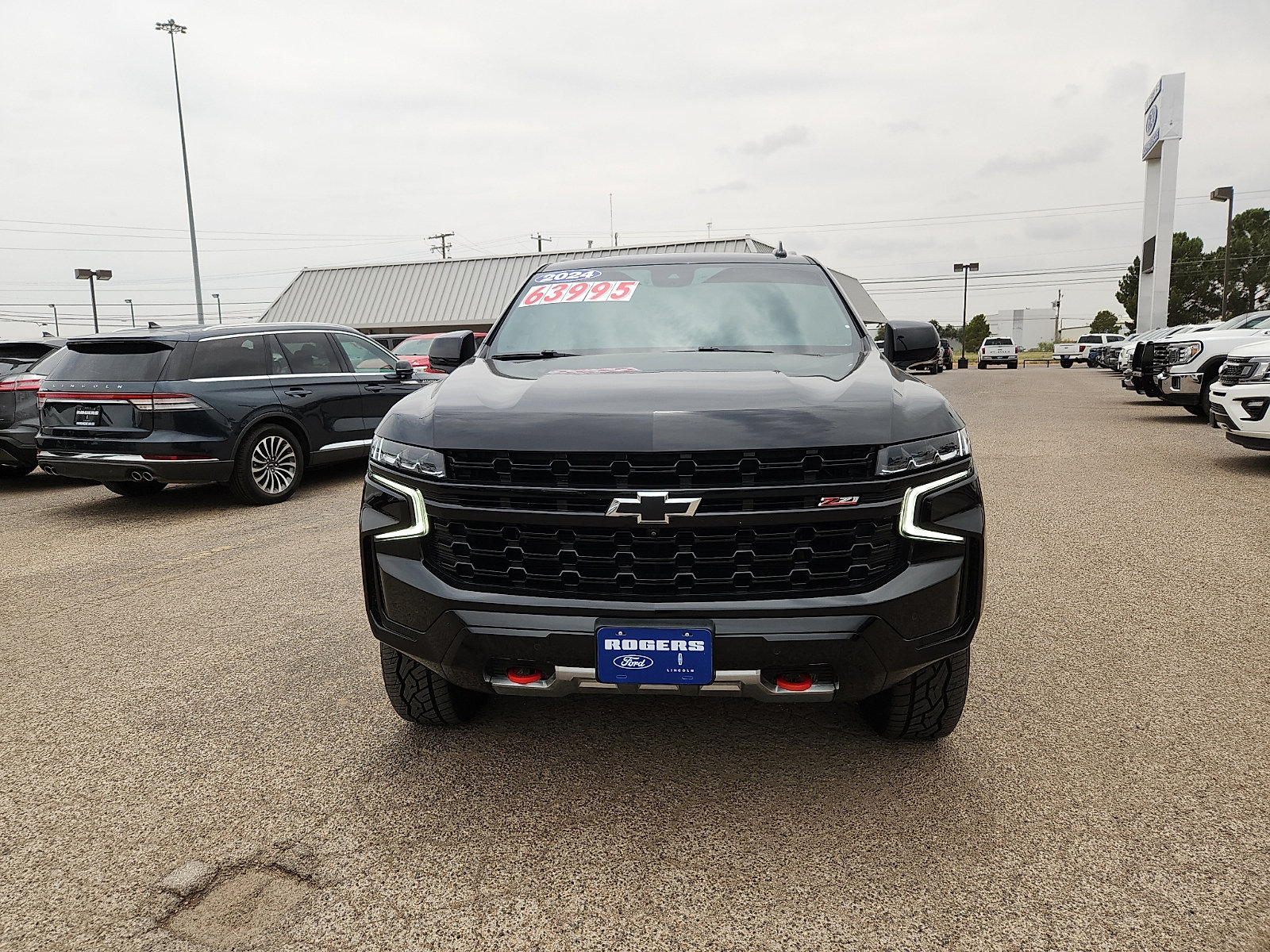 Used 2024 Chevrolet Tahoe Z71 w/ Luxury Package AWD/4WD image 2