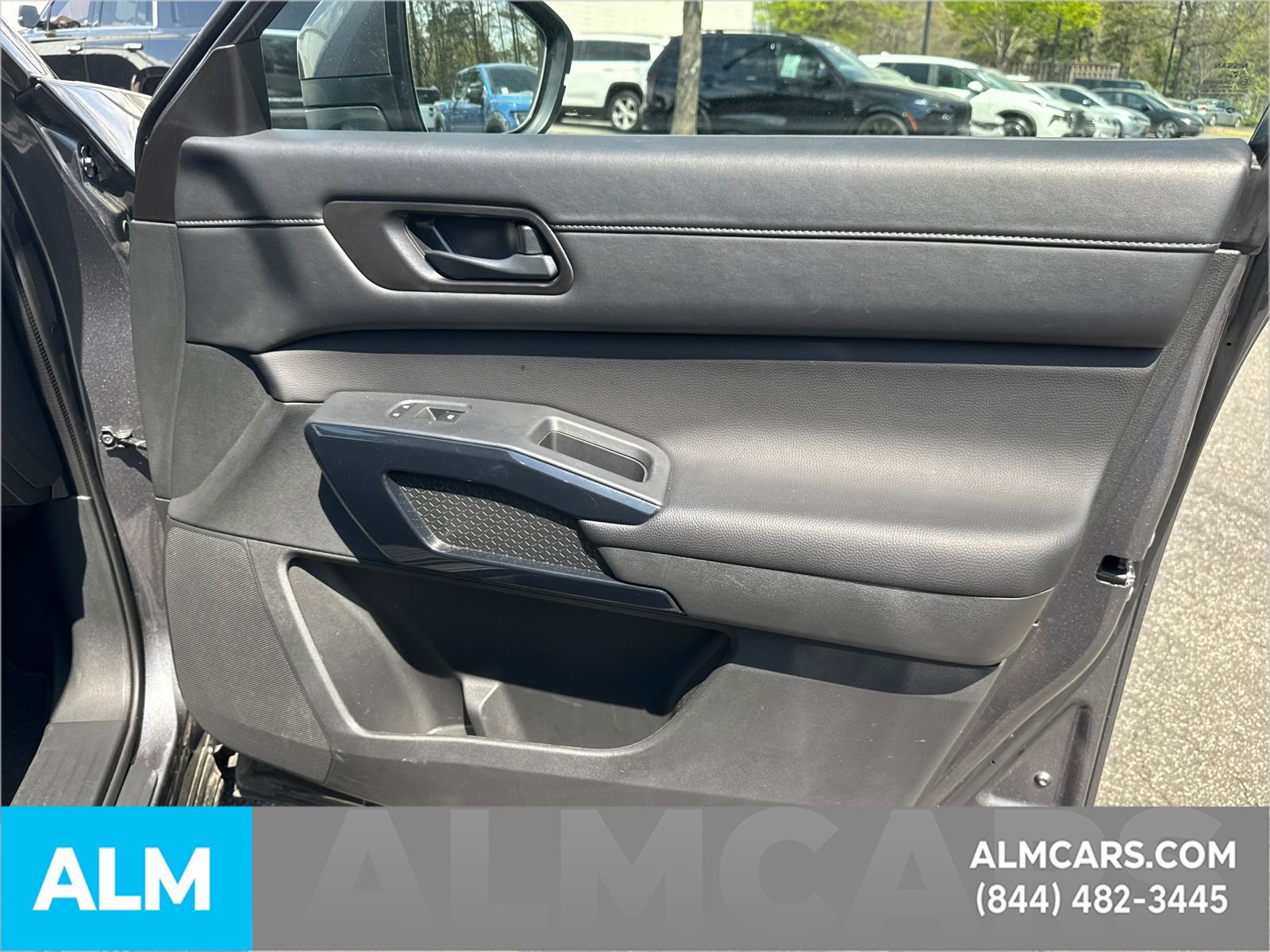 Used 2025 Nissan Pathfinder SV image 17