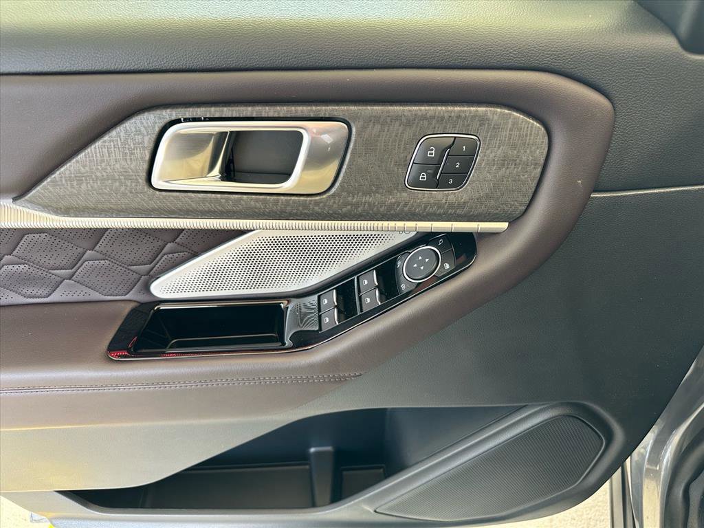 Certified 2025 Ford Explorer Platinum w/ Ultimate Package image 17