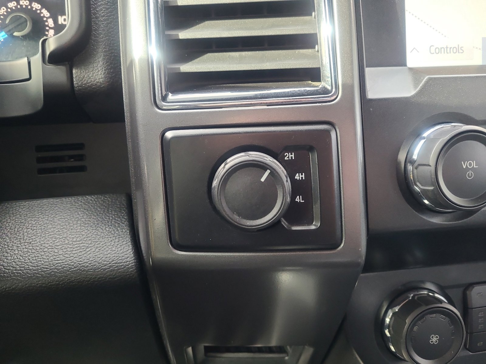 Certified 2019 Ford F150 XLT w/ Equipment Group 302A Luxury image 33