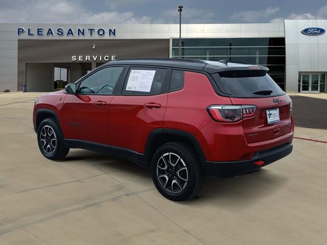 Used 2025 Jeep Compass Trailhawk AWD/4WD image 3