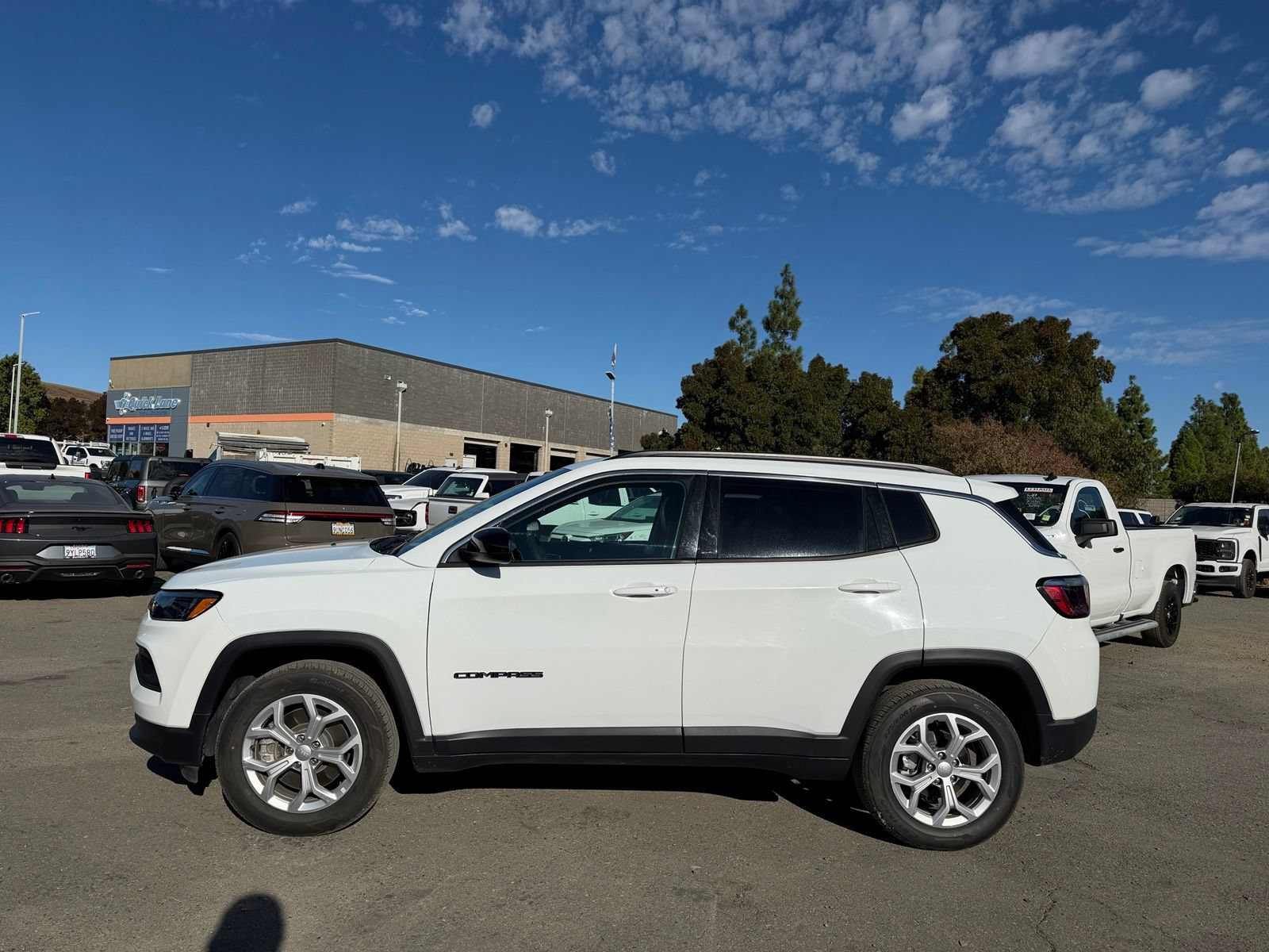 Used 2024 Jeep Compass Latitude AWD/4WD image 2