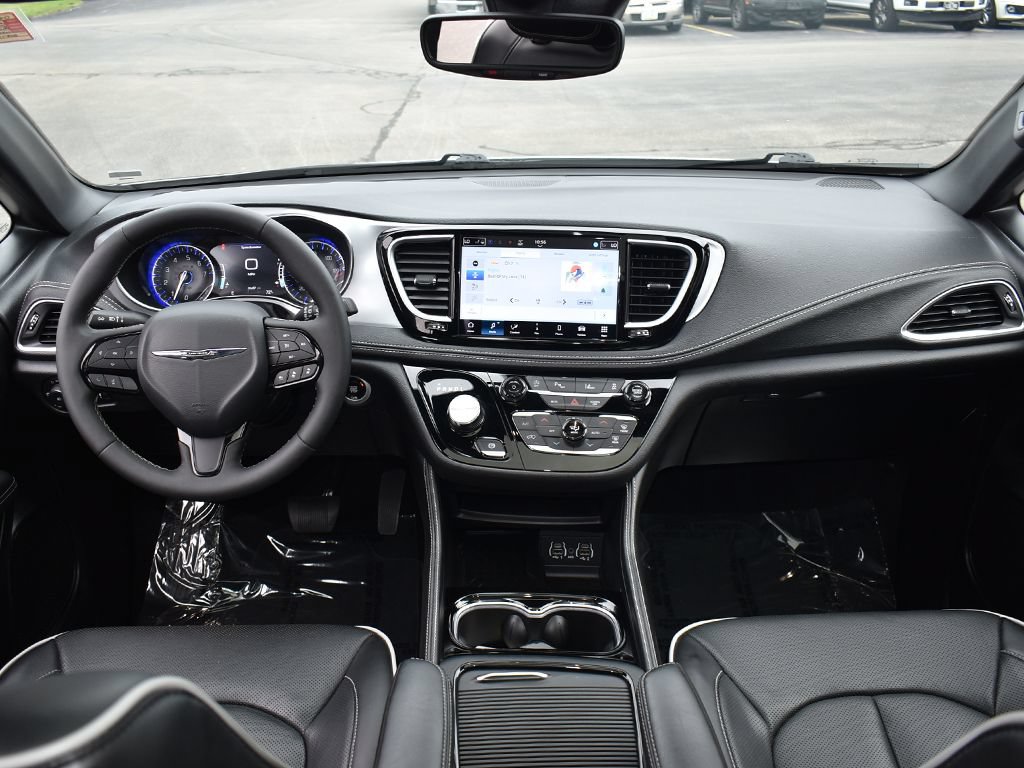 Used 2025 Chrysler Pacifica Limited FWD image 4