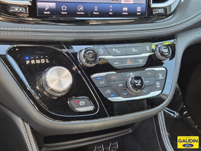 Used 2025 Chrysler Pacifica Limited FWD image 24