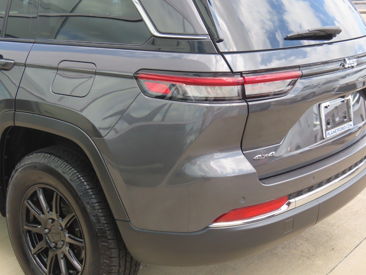 Used 2024 Jeep Grand Cherokee Limited AWD/4WD image 15