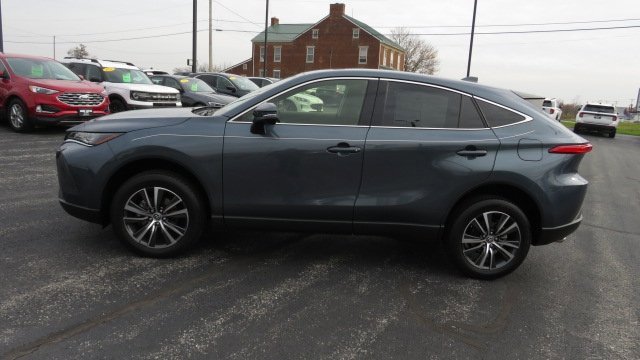 Used 2022 Toyota Venza LE image 2