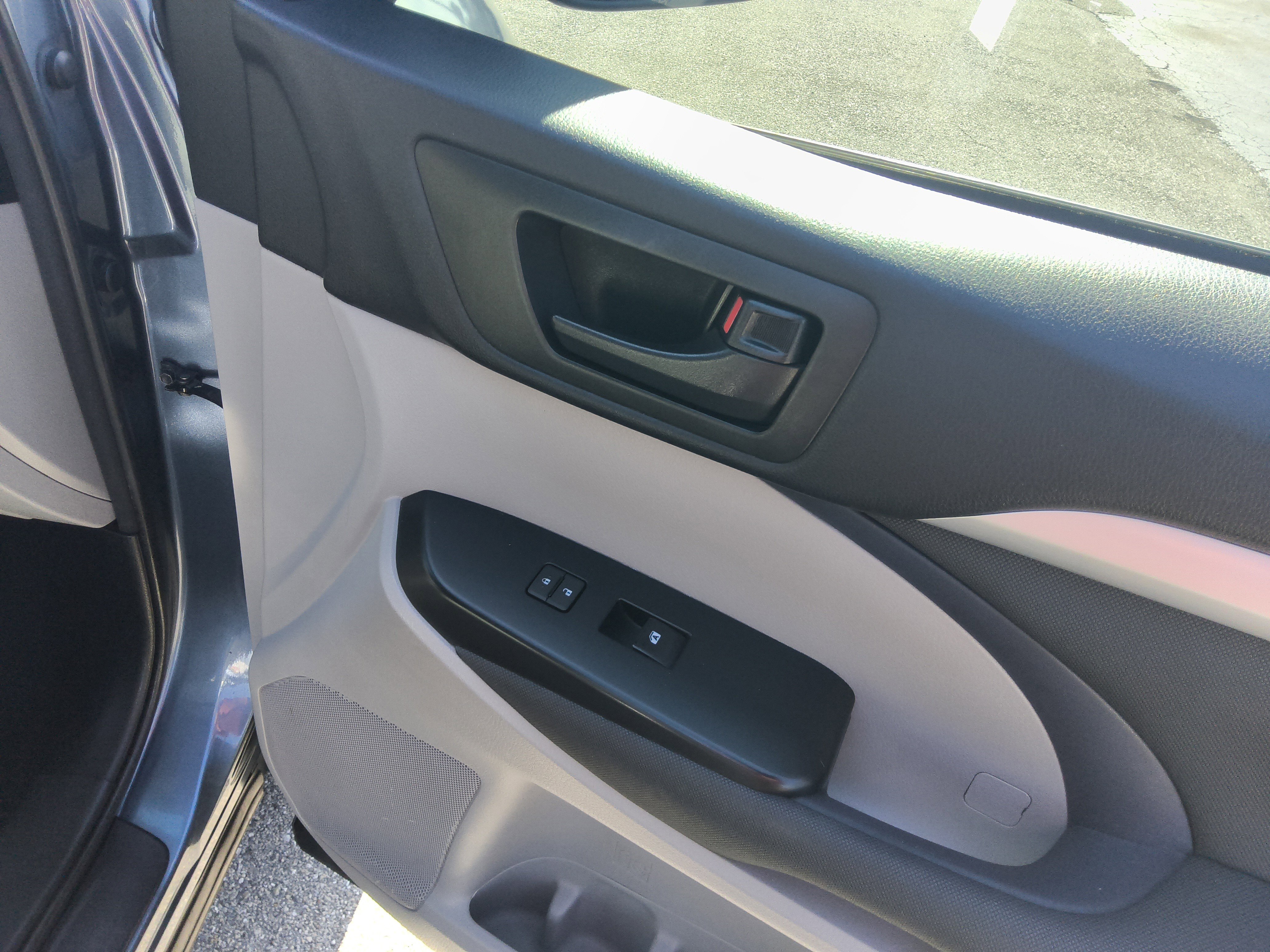 Used 2018 Toyota Highlander LE FWD image 27