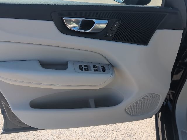 Used 2023 Volvo XC60 B5 Plus image 13