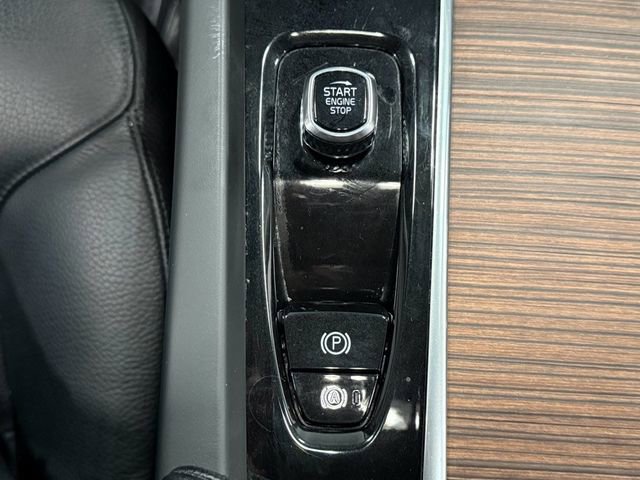 Used 2022 Volvo XC60 B5 Momentum AWD/4WD image 17