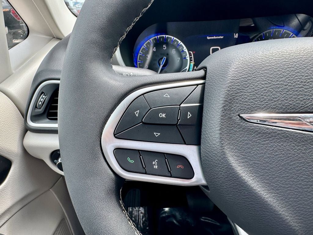 Used 2024 Chrysler Pacifica Touring-L FWD image 34