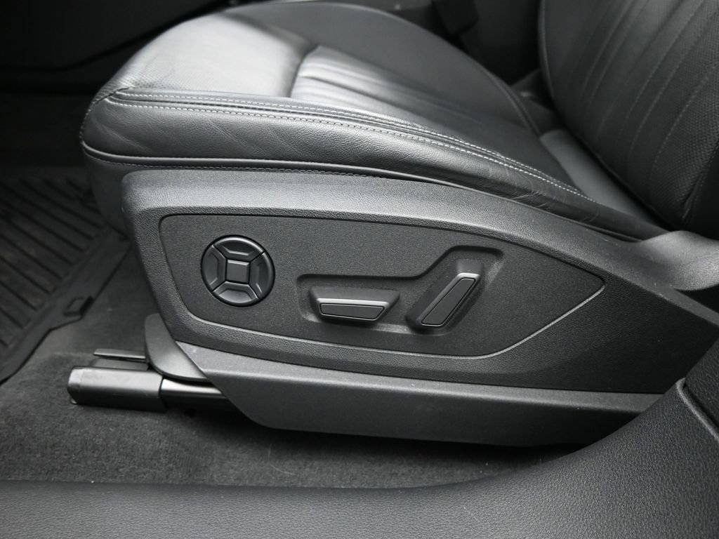 Used 2022 Audi e-tron Premium Plus image 10