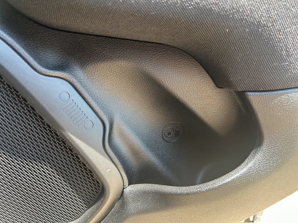 Used 2021 Jeep Renegade Latitude FWD image 14