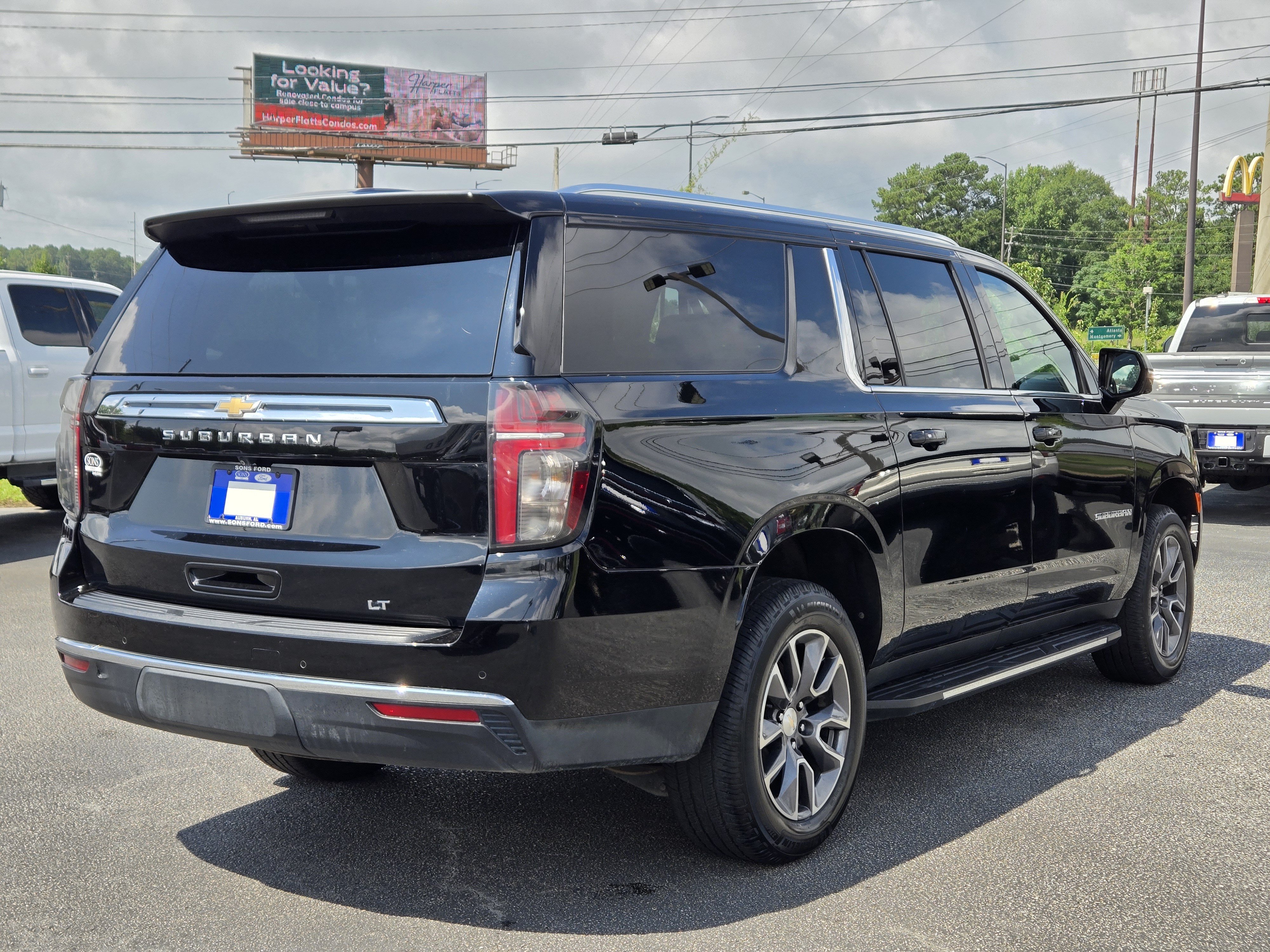 Used 2024 Chevrolet Suburban LT w/ Luxury Package RWD image 8
