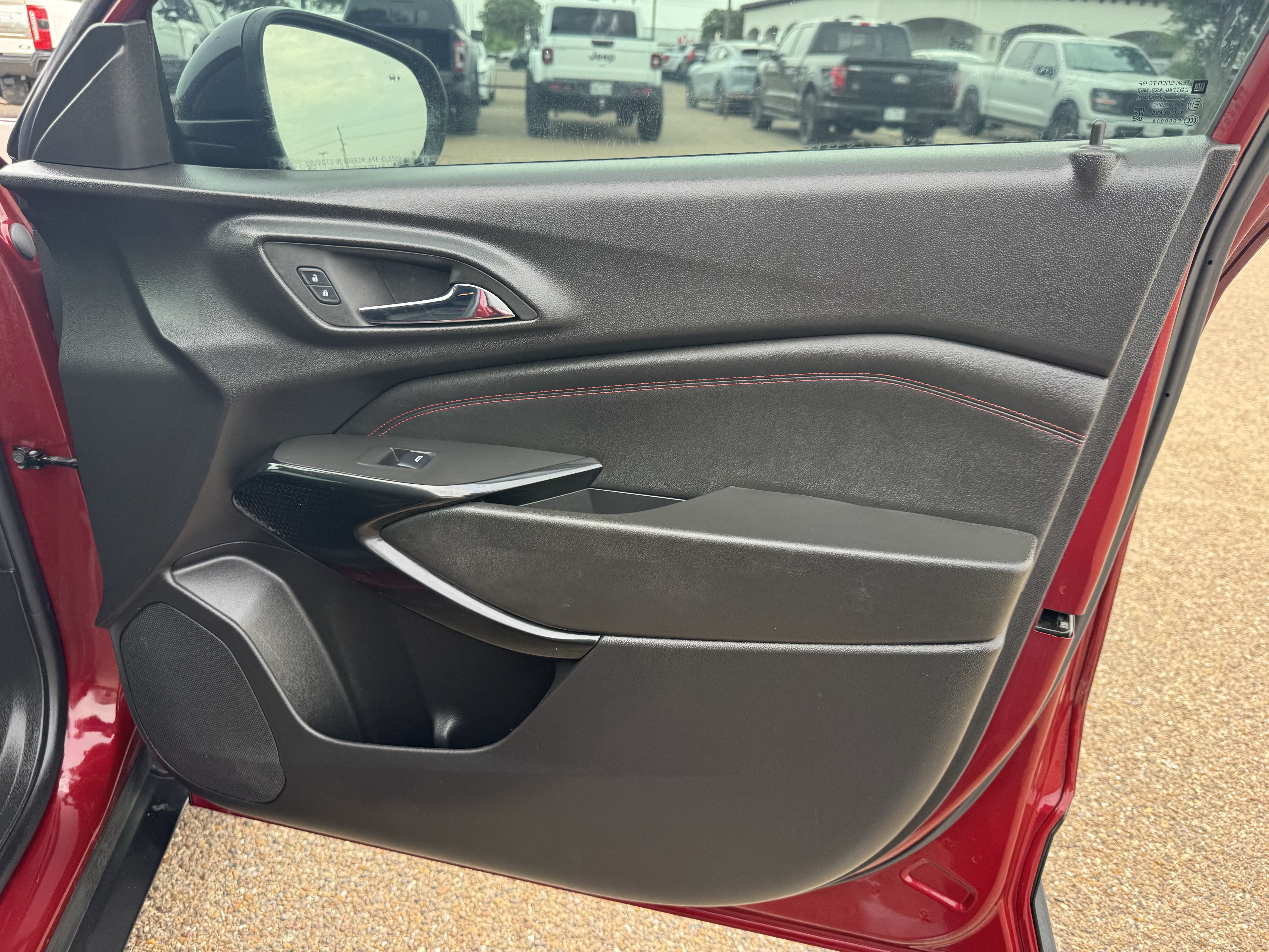 Used 2025 Chevrolet Trax RS w/ Sunroof Package FWD image 32