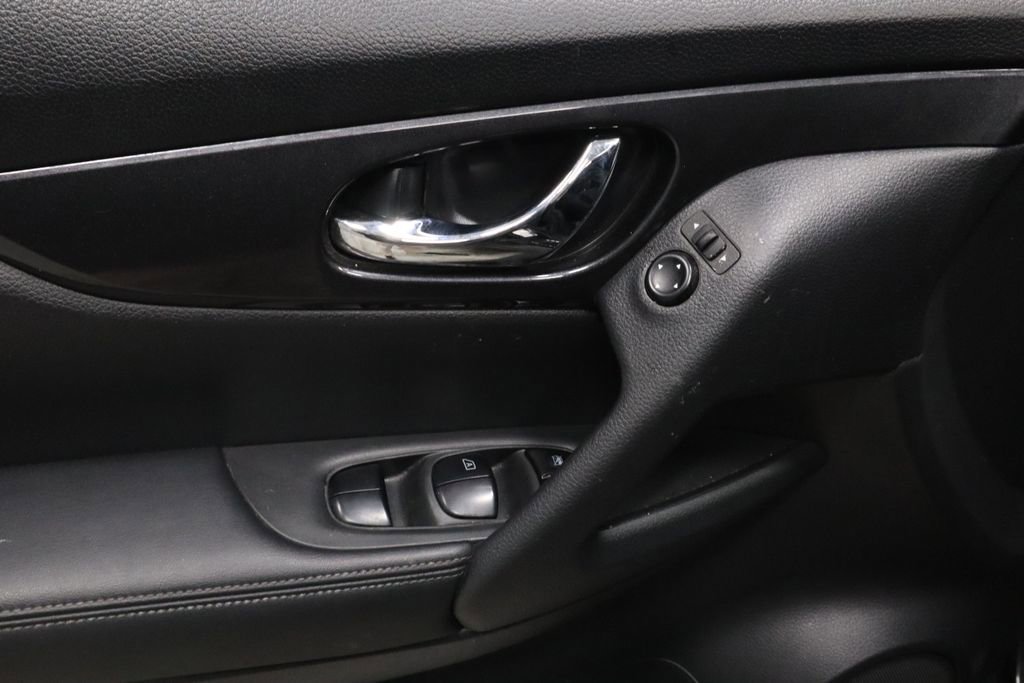 Used 2019 Nissan Rogue SV image 22