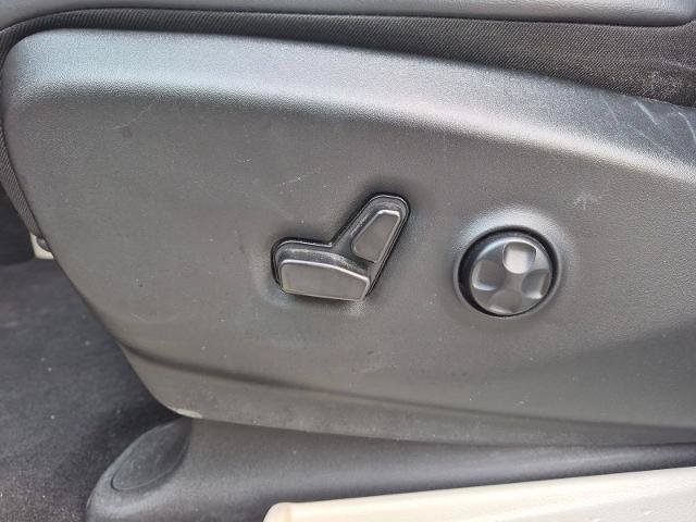 Used 2023 Chrysler Pacifica Touring-L FWD image 13