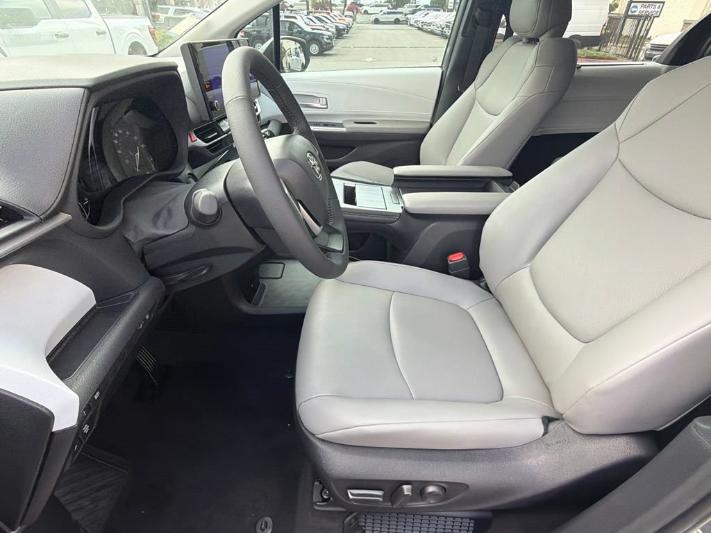 Used 2026 Toyota Sienna XLE FWD image 18