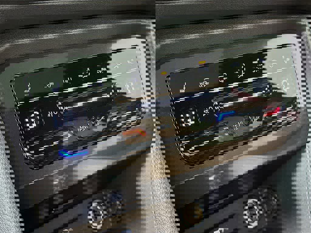 Used 2024 Volkswagen Tiguan SE R-Line image 21