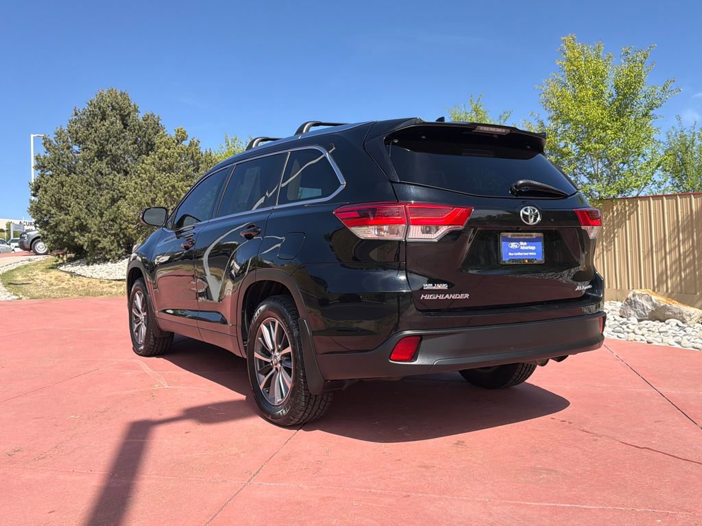 Used 2019 Toyota Highlander XLE AWD/4WD image 3