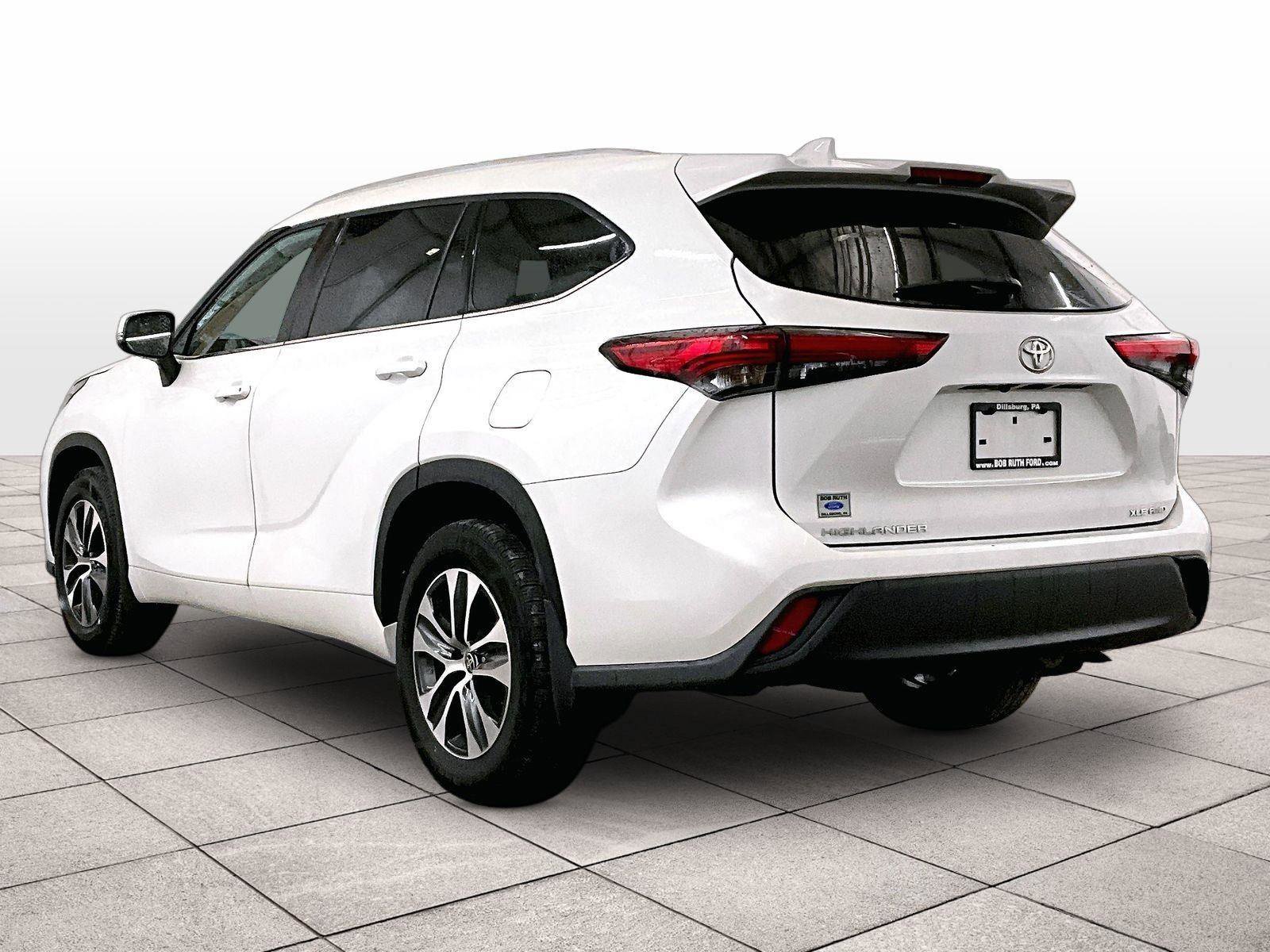 Used 2022 Toyota Highlander XLE AWD/4WD image 10