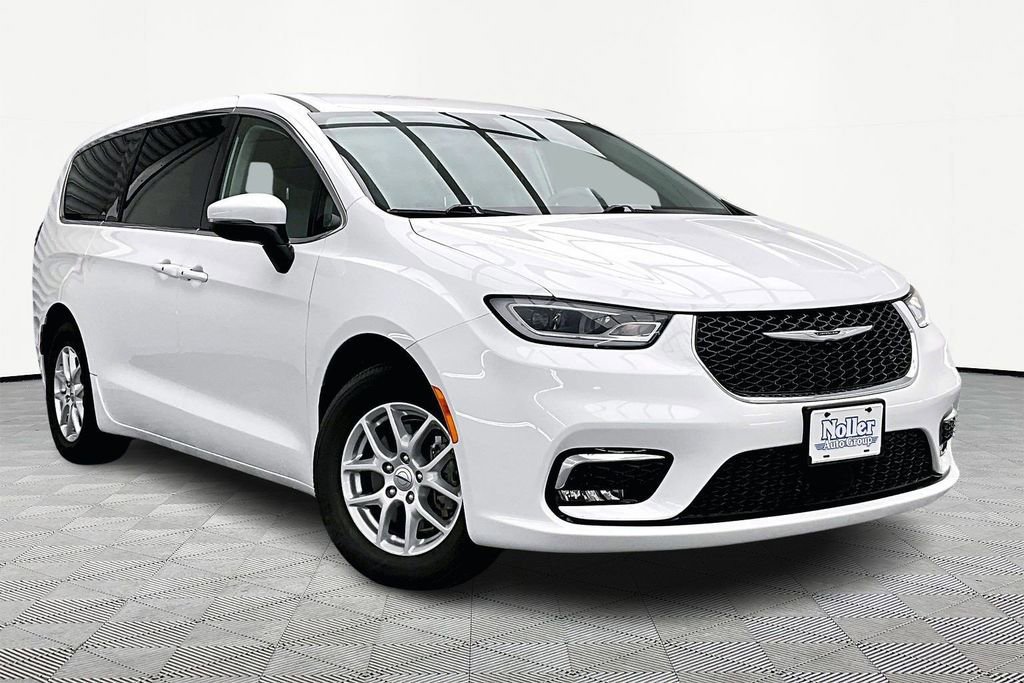 Used 2023 Chrysler Pacifica Touring-L image 5