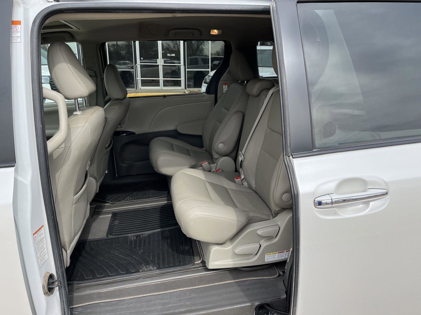 Used 2020 Toyota Sienna XLE w/ XLE Navigation Package image 9