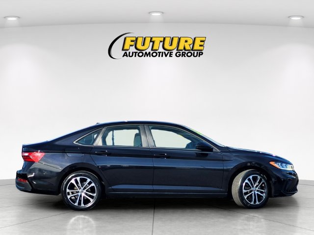 Used 2025 Volkswagen Jetta Sport FWD image 3
