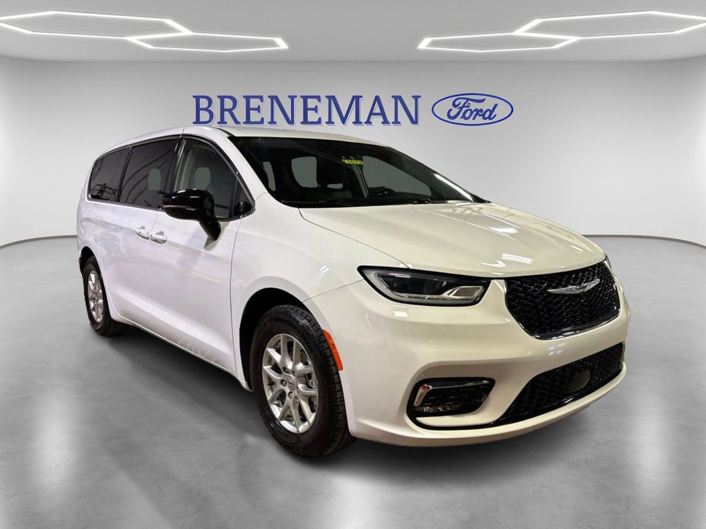 Used 2024 Chrysler Pacifica Touring-L image 9