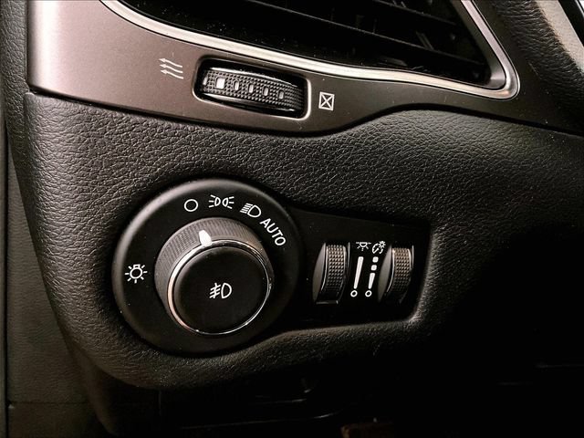 Used 2020 Jeep Cherokee Latitude Plus AWD/4WD image 30