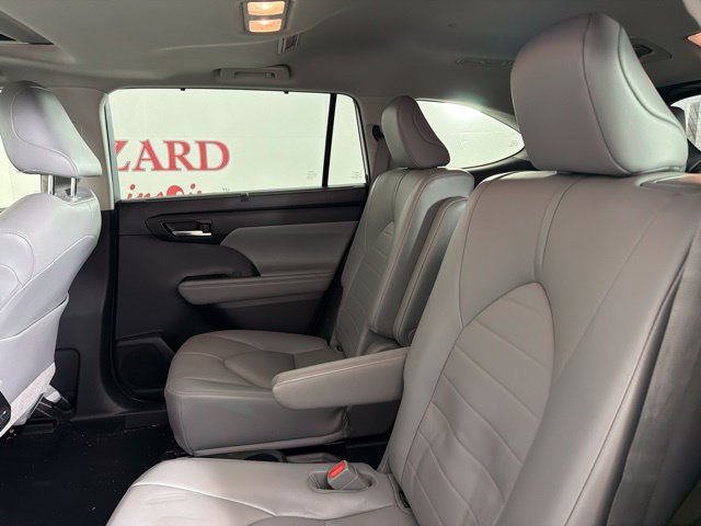 Used 2021 Toyota Highlander XLE FWD image 21
