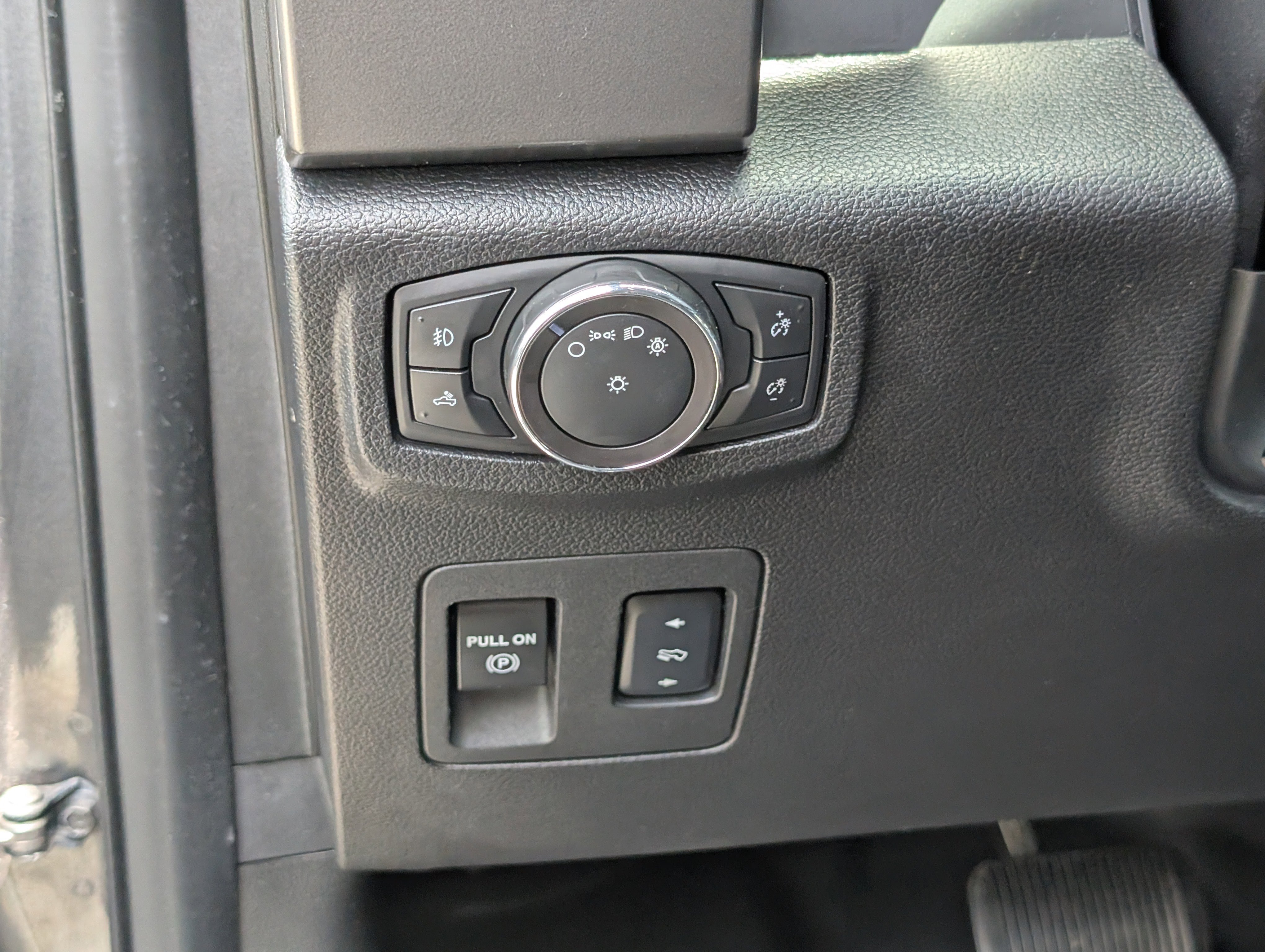 Certified 2018 Ford F150 XLT w/ Equipment Group 302A Luxury AWD/4WD image 19