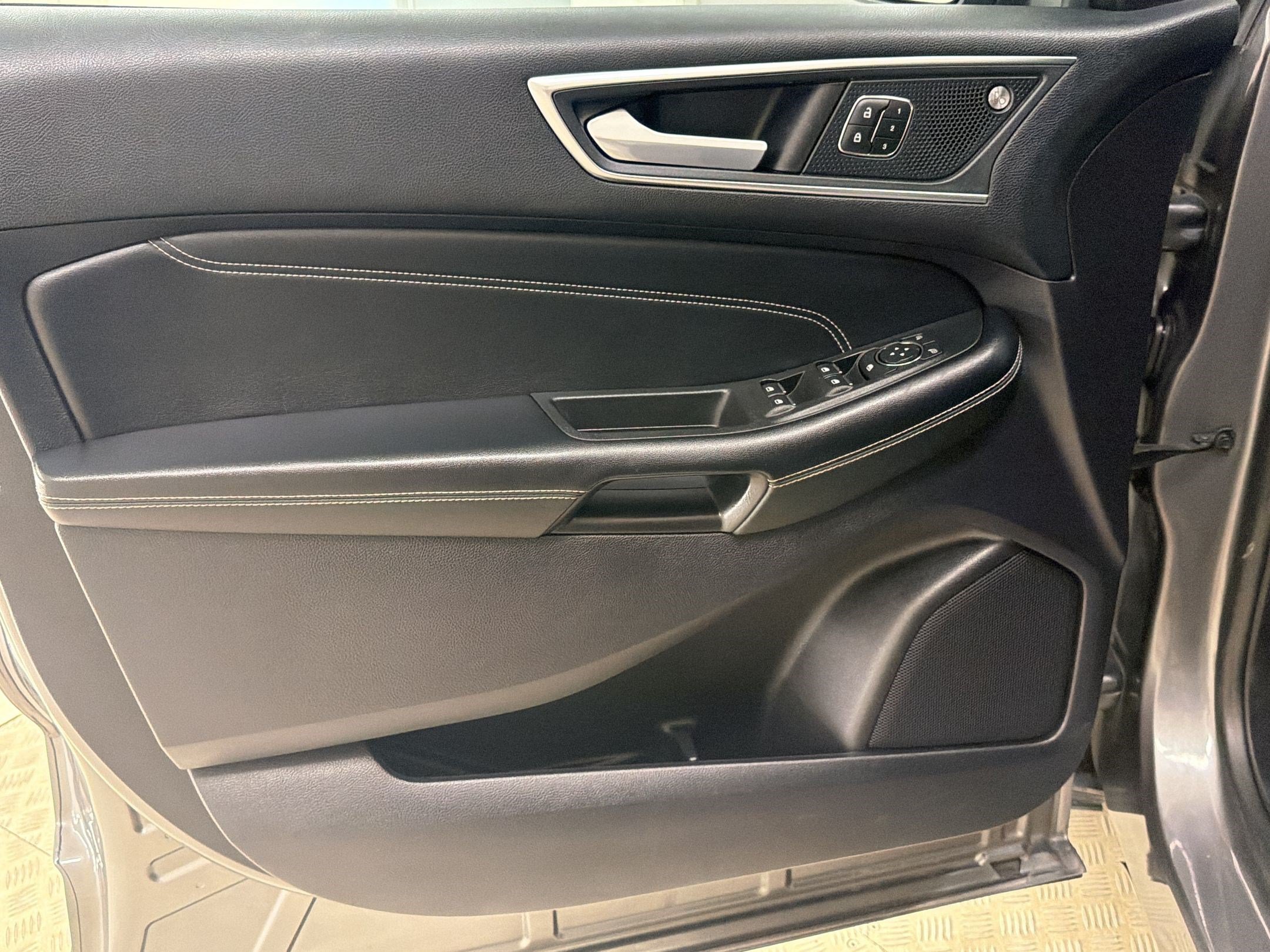 Certified 2022 Ford Edge Titanium AWD/4WD image 11